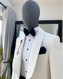 An Ivory White Shawl Lapel Unequal Pattern Jacquard Tuxedo Suit