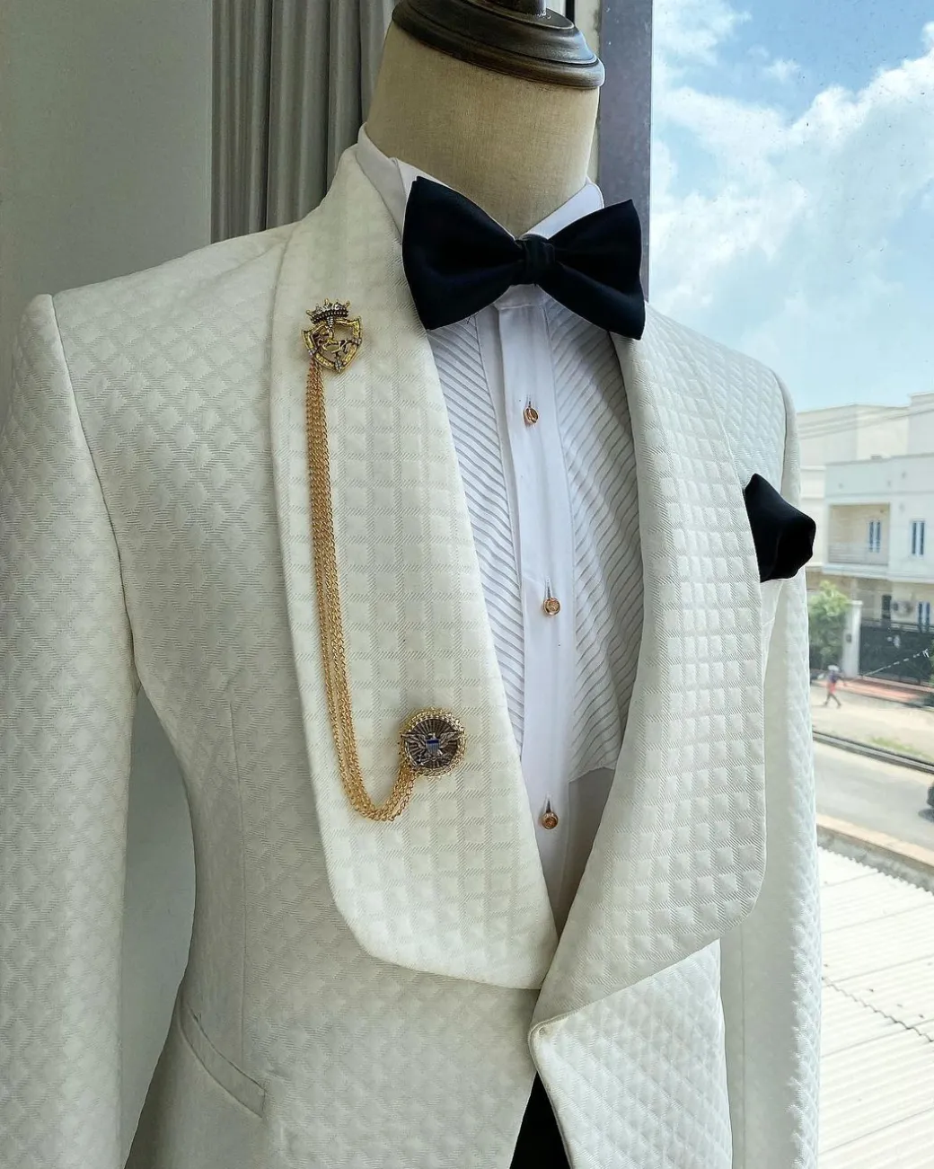 An Ivory White Shawl Lapel Square Patterned Jacquard Tuxedo Suit