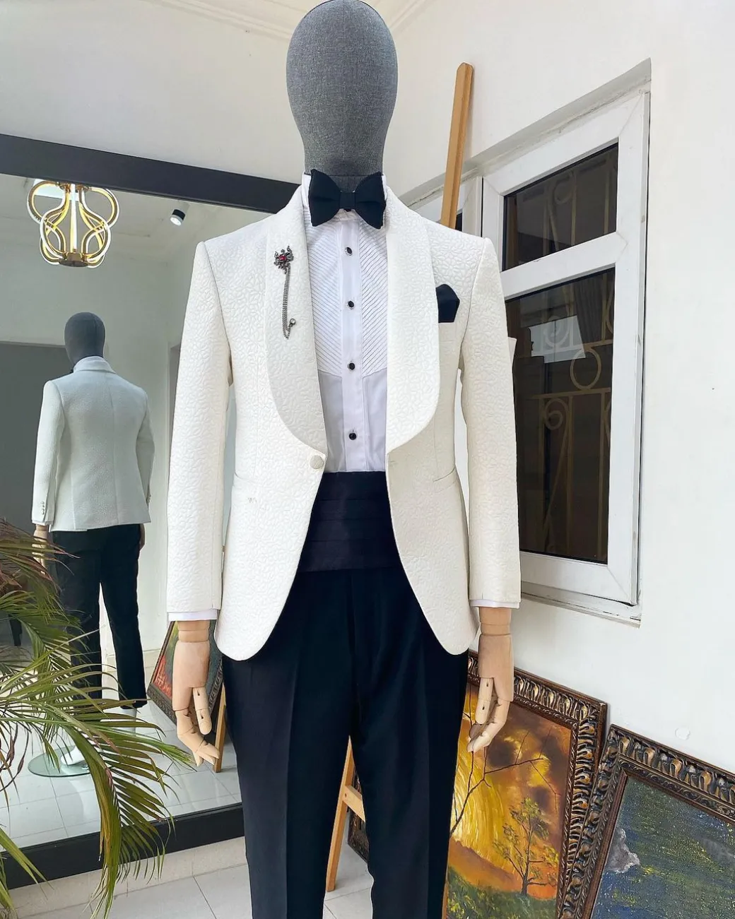 An Ivory White Shawl Lapel Unequal Pattern Jacquard Tuxedo Suit