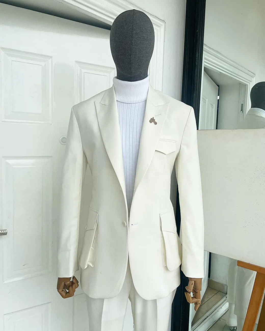 An Ivory white, x-large combat patch pocket, peak lapel suit