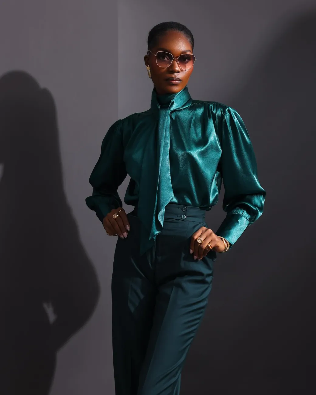 The “AVT6 VS 1” tie neck shirt