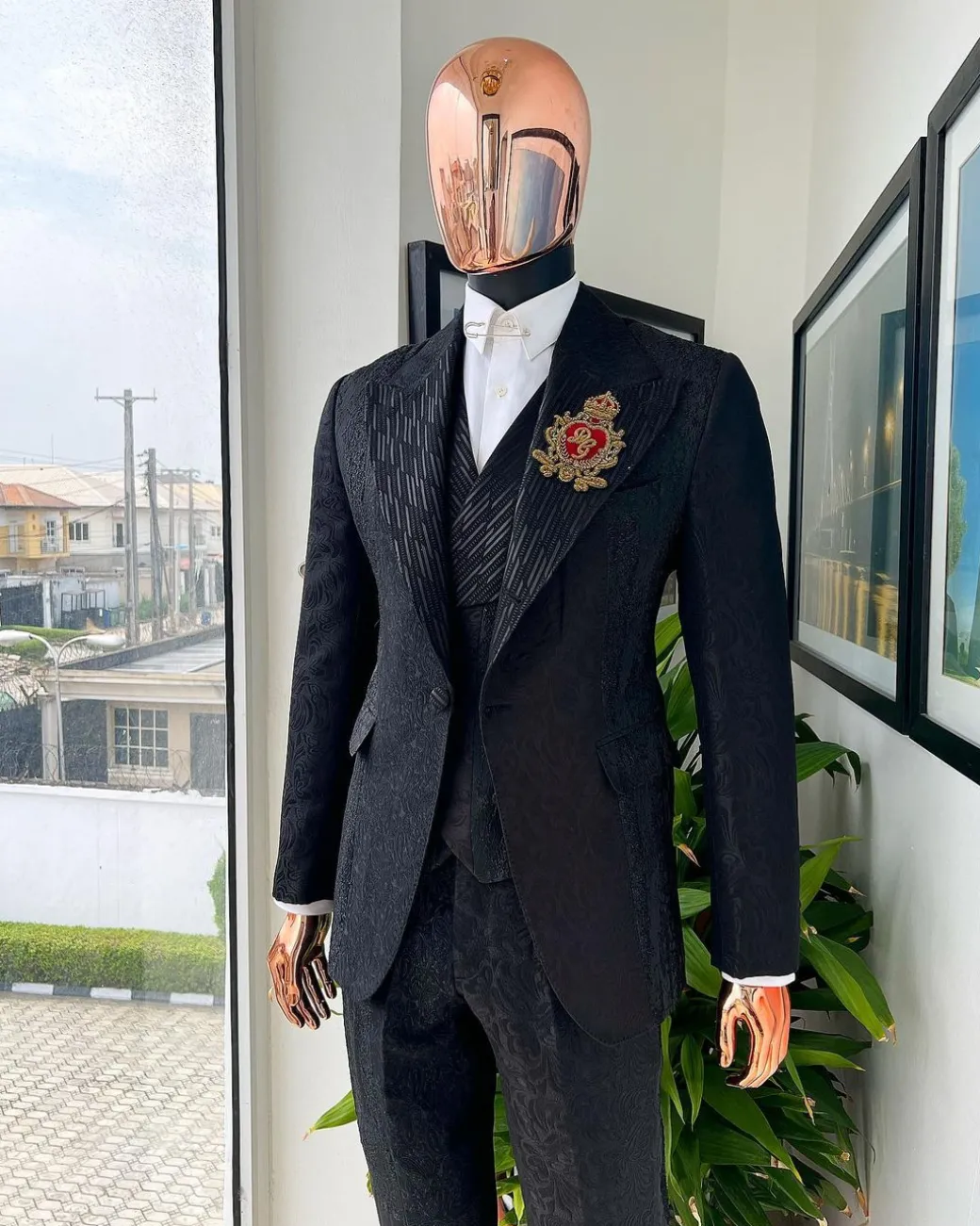 The “gogo” limited edition black mixed jacquard fabric peak lapel metallic jacquard suit